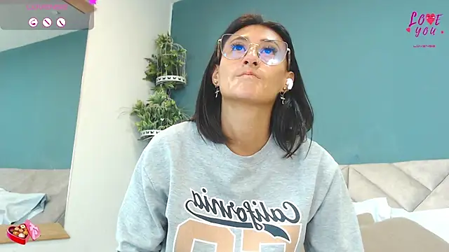 Snapshot of SharisWillian chatting on 25, 5, 2026 SharisWillian online show from 25, 5, 2026