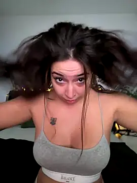 Snapshot of KimArts chatting on 1, 10, 2025 KimArts online show from 1, 10, 2025