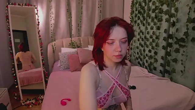 Snapshot of Love_is_Lola chatting on 16, 12, 2025 Love is Lola online show from 16, 12, 2025