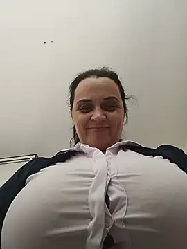 hugebobbs online show from 28, 7, 2026