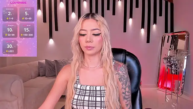 Snapshot of HannaConnor_ chatting on 13, 10, 2025 HannaConnor online show from 13, 10, 2025