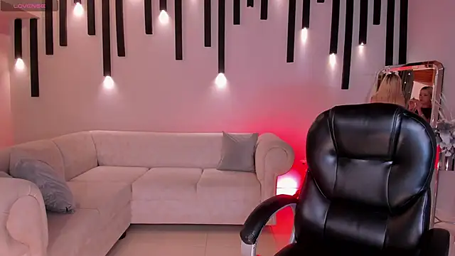 HannaConnor  online show from 14, 10, 2025