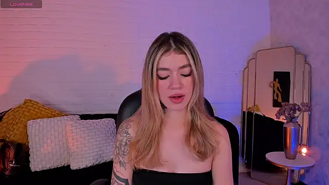 ViolettHansson online show from 4, 12, 2025