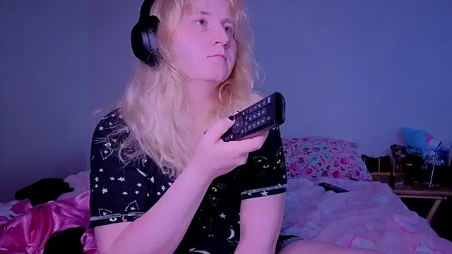 Snapshot of Glitch_Witch chatting on 19, 6, 2026 Glitch Witch online show from 19, 6, 2026