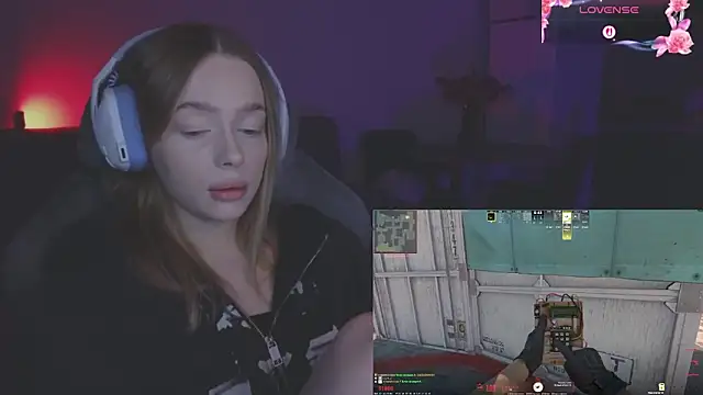 Snapshot of _MayShy_ chatting on 4, 12, 2025 MayShy online show from 4, 12, 2025