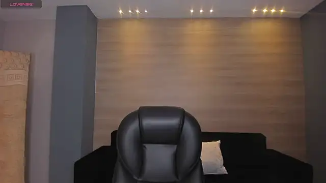 Snapshot of AnaisNin chatting on 4, 2, 2025 AnaisNin online show from 4, 2, 2025