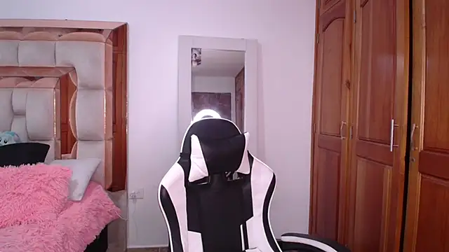 emilyaboott online show from 7, 4, 2026