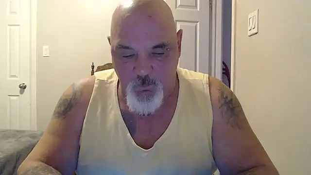 Newfiesausage1972 online show from 5, 2, 2025