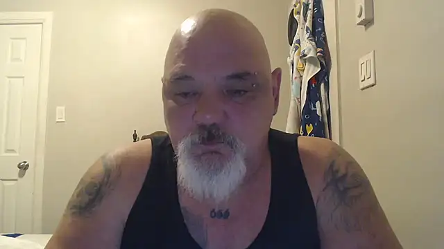 Newfiesausage1972 online show from 17, 3, 2025