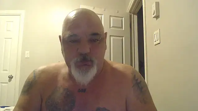 Newfiesausage1972 online show from 23, 3, 2025