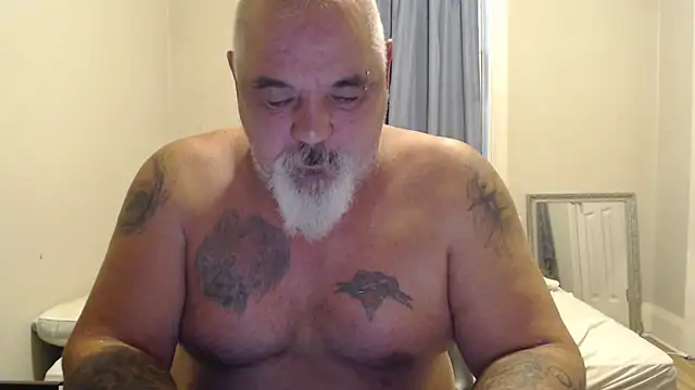 Newfiesausage1972 online show from 25, 10, 2025