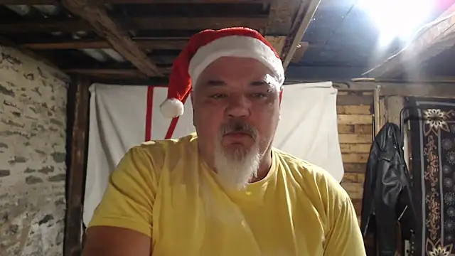 Newfiesausage1972 online show from 18, 12, 2025