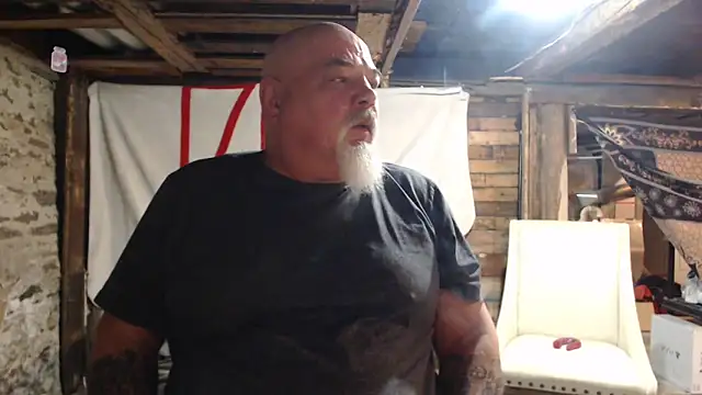 Newfiesausage1972 online show from 14, 2, 2026