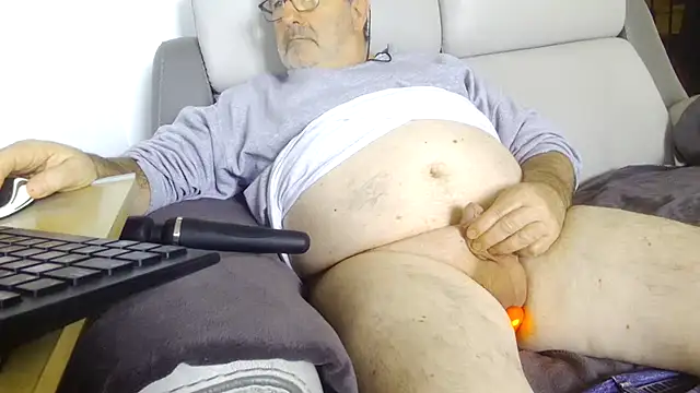 Snapshot of gillou1234 chatting on 8, 11, 2025 gillou1234 online show from 8, 11, 2025