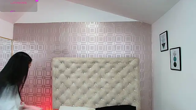 Sara Desire online show from 6, 3, 2025