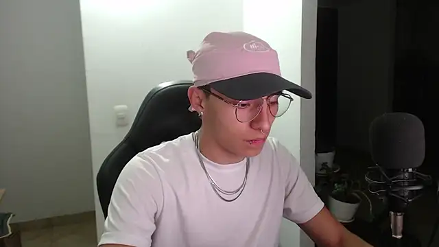 Snapshot of jay_dimarco2 chatting on 21, 12, 2025 jay dimarco2 online show from 21, 12, 2025