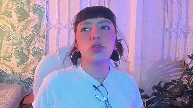 Snapshot of cute_hollywood chatting on 4, 2, 2026 cute hollywood online show from 4, 2, 2026