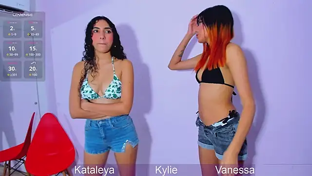 Snapshot of Wetnaughtygirls chatting on 17, 10, 2025 Wetnaughtygirls online show from 17, 10, 2025