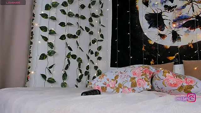 Snapshot of monikamelt chatting on 25, 5, 2026 monikamelt online show from 25, 5, 2026