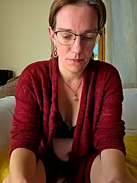 Snapshot of SpiceLea chatting on 2, 10, 2025 SpiceLea online show from 2, 10, 2025
