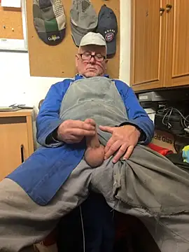 Snapshot of oldgayman chatting on 4, 11, 2025 oldgayman online show from 4, 11, 2025