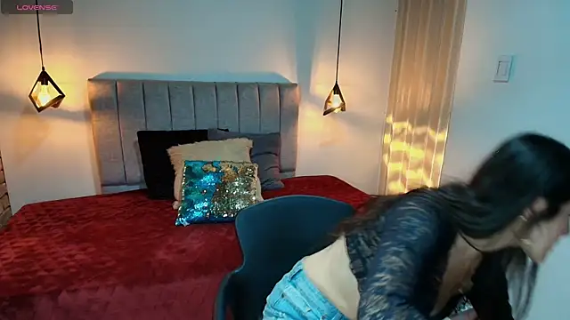 LiaCooper  online show from 11, 6, 2026