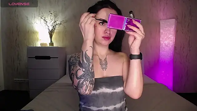 Snapshot of VioletCatt chatting on 12, 3, 2025 VioletCatt online show from 12, 3, 2025