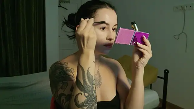 Snapshot of VioletCatt chatting on 4, 10, 2025 VioletCatt online show from 4, 10, 2025