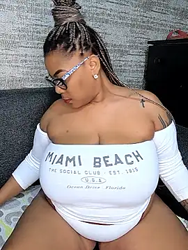 Snapshot of ExclusiveLeexx chatting on 19, 11, 2025 ExclusiveLeexx online show from 19, 11, 2025