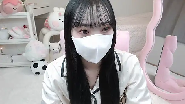 Snapshot of momo_room chatting on 12, 12, 2024 momo room online show from 12, 12, 2024