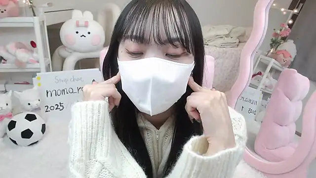 Snapshot of momo_room chatting on 4, 1, 2025 momo room online show from 4, 1, 2025