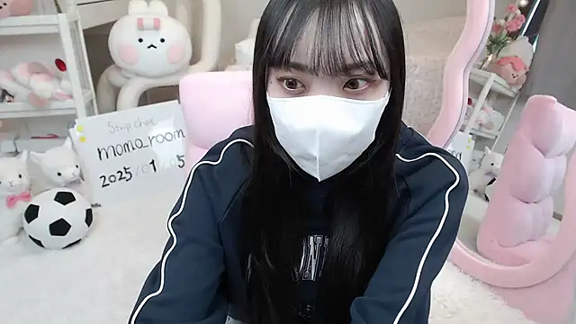 Snapshot of momo_room chatting on 5, 1, 2025 momo room online show from 5, 1, 2025