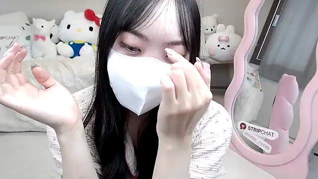 Snapshot of momo_room chatting on 15, 9, 2025 momo room online show from 15, 9, 2025