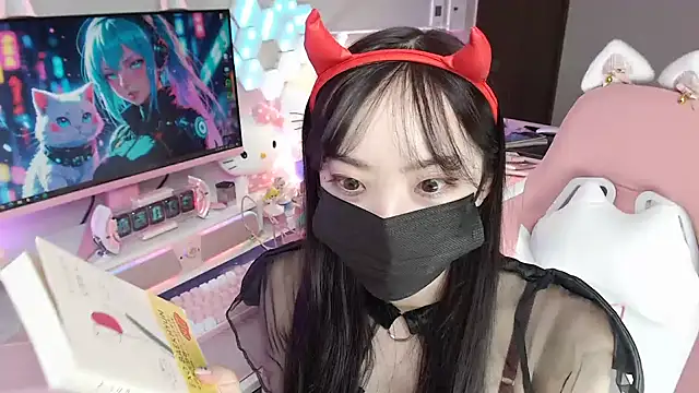 Snapshot of momo_room chatting on 20, 10, 2025 momo room online show from 20, 10, 2025