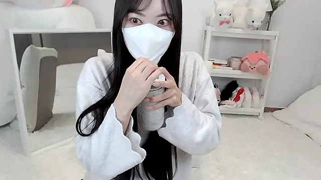 Snapshot of momo_room chatting on 5, 5, 2026 momo room online show from 5, 5, 2026