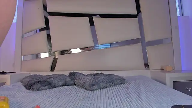 chrystal js online show from 9, 3, 2026