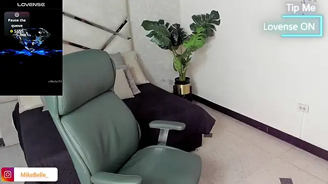 Snapshot of mike_belle chatting on 21, 10, 2025 mike belle online show from 21, 10, 2025