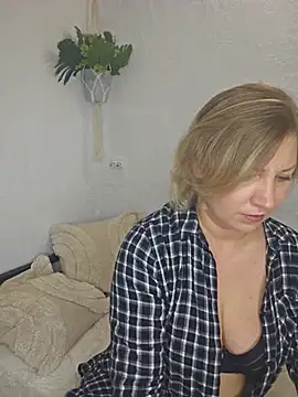 Snapshot of zarina3003 chatting on 18, 5, 2026 zarina3003 online show from 18, 5, 2026