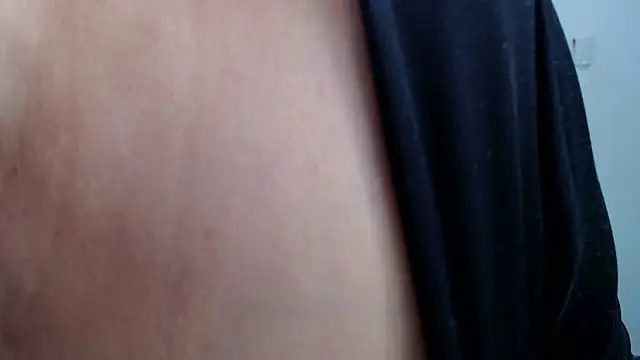 Snapshot of LiaDumond chatting on 14, 11, 2025 LiaDumond online show from 14, 11, 2025