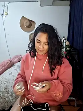 Thaliacooper  online show from 25, 1, 2025