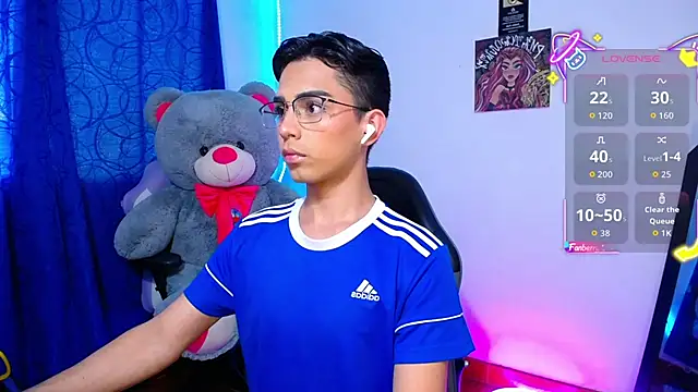 Snapshot of OwenBluee chatting on 12, 6, 2026 OwenBluee online show from 12, 6, 2026