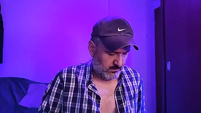 Snapshot of BushBator chatting on 14, 11, 2025 BushBator online show from 14, 11, 2025