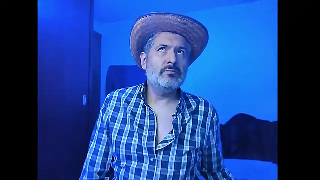 Snapshot of BushBator chatting on 15, 12, 2025 BushBator online show from 15, 12, 2025