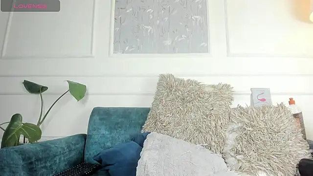 yossi peach cute online show from 18, 4, 2026