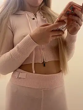 Holly-Glamour online show from 5, 12, 2025