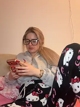 Holly-Glamour online show from 7, 2, 2026