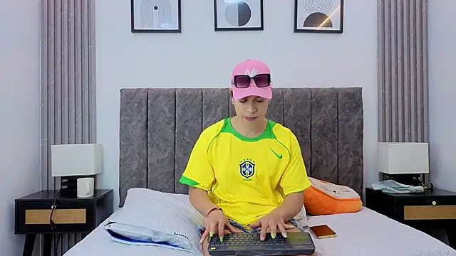 Snapshot of Luciana_Ortiz1 chatting on 15, 12, 2025 Luciana Ortiz1 online show from 15, 12, 2025