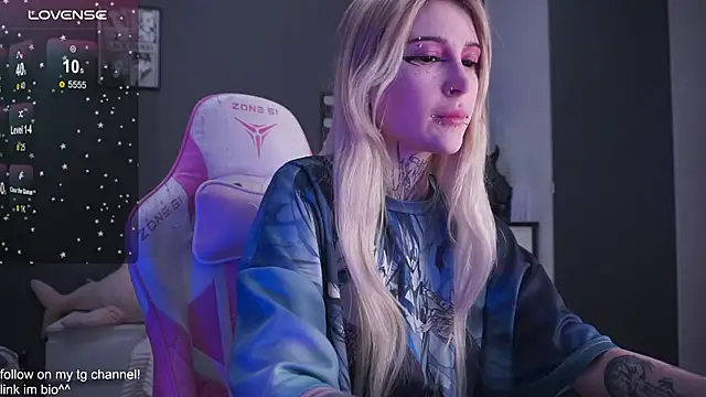 Snapshot of fraulein_mooon chatting on 24, 11, 2025 fraulein mooon online show from 24, 11, 2025