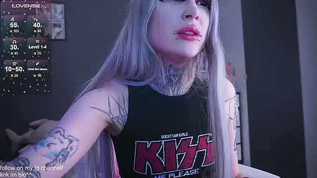 Snapshot of fraulein_mooon chatting on 17, 12, 2025 fraulein mooon online show from 17, 12, 2025