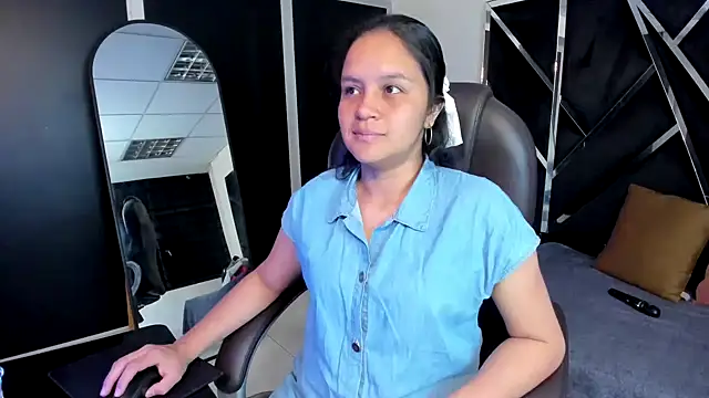 Snapshot of Ivanna18_x chatting on 10, 10, 2025 Ivanna18 x online show from 10, 10, 2025